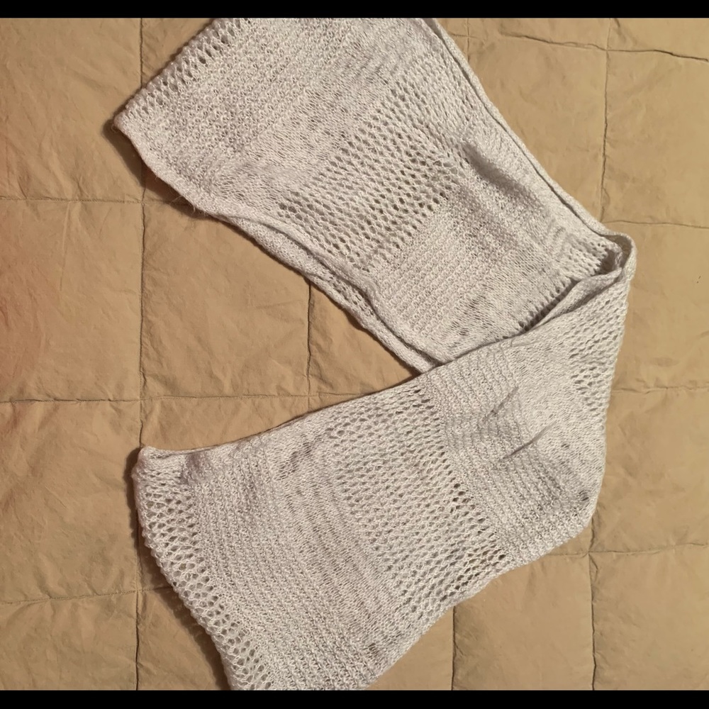 5/$25 EUC Very light gray, lightweight weave, infinity scarf. Acrylic.